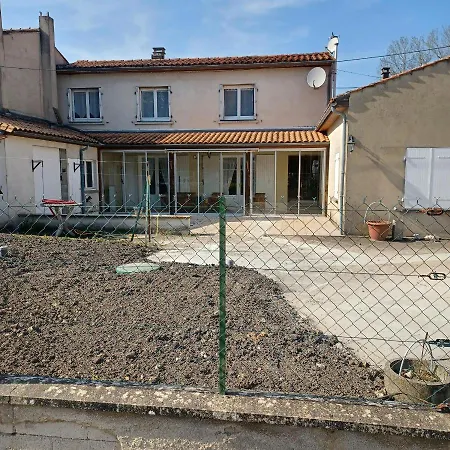 Гостевой дом Chambre D'hotes Au Milieu Des Vignes Celles (Charente-Maritime)